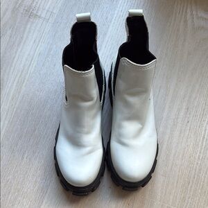 Circus by Sam Edelman White and Black Chelsea Boots Slip-On